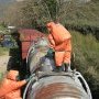 L'équipe monte pour fermer la vanne de la citerne