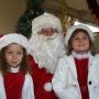 2 petites elfes avec le Père Noël