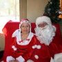 La secrétaire de l'association pose avec le Père Noël
