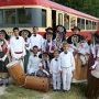 Un groupe folklorique pose devant la Caravelle