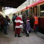Le Père Noël accueille les enfants sur le quai de la gare