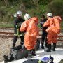 L'équipe d'intervention revêt sa tenue de protection, dite (…)
